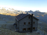 Il rifugio all'Oriondé 2802 m, al tramonto